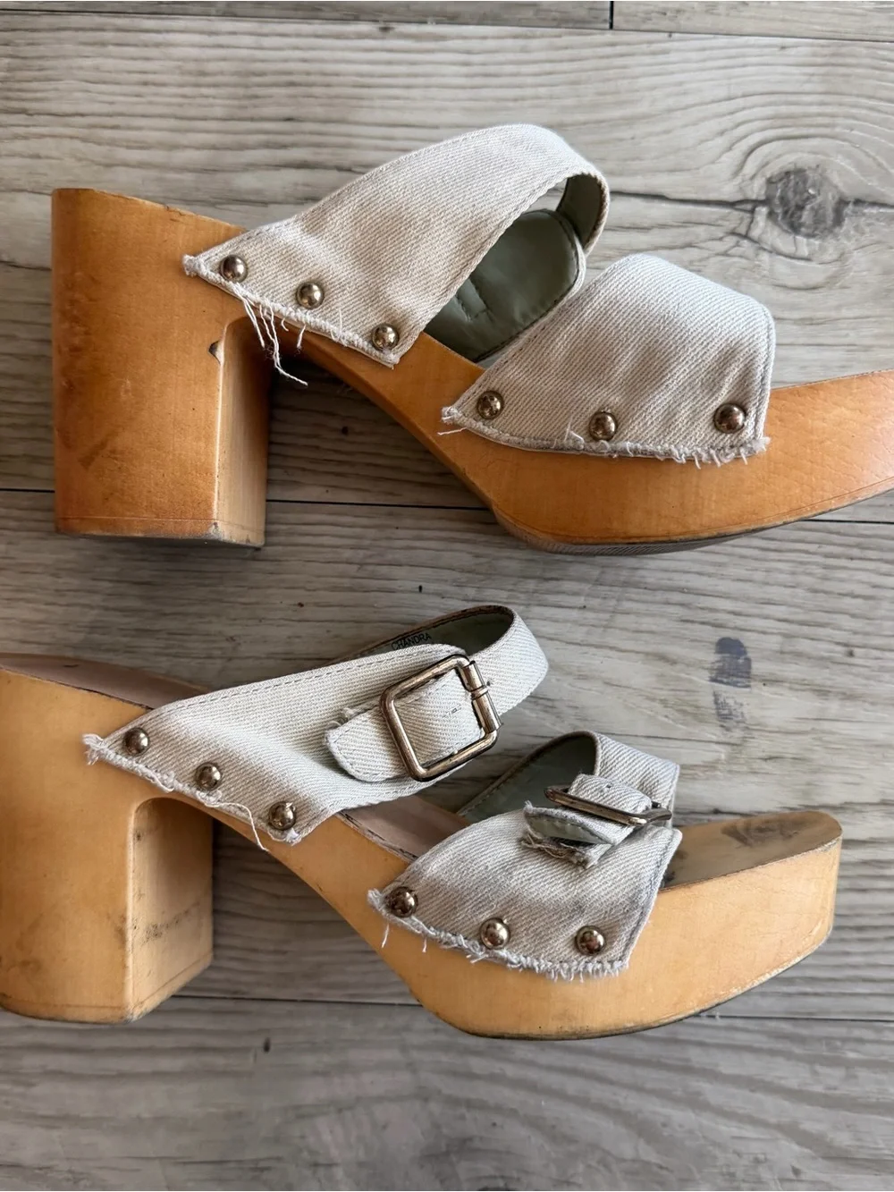 Y2K vintage Cream & tan wooden platform clogs with silver studs